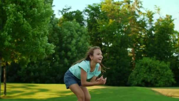 Chica sonriente lanzando pelota al aire libre. Hombre feliz atrapando la pelota en el campo
 - Metraje, vídeo