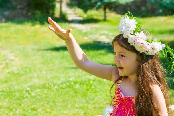  Bir buket çiçekli küçük kız - Fotoğraf, Görsel