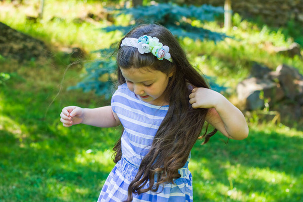 маленька дівчинка в парку, красива дівчина в парку
 - Фото, зображення