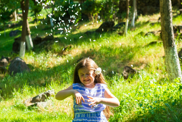 Pieni tyttö puistossa, kaunis tyttö puistossa - Valokuva, kuva