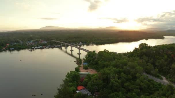 4K letecké záběry krásné harmonie východ slunce barvy v Gayang Tuaran, Sabah, Malajsie - Záběry, video