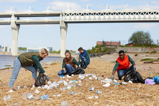 Mensen die vuilnis opruimen - Foto, afbeelding