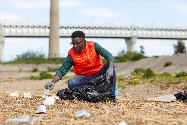Человек собирает мусор
 - Фото, изображение