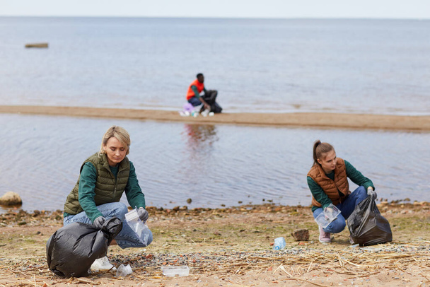 Volunteers cleaning the river - Zdjęcie, obraz