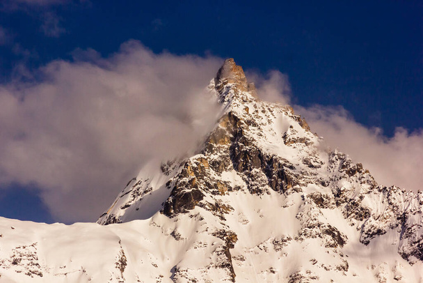 A Kinner Kailash hegyvonulat hófödte csúcsa a Himachal Pradesh-i Himalájai Kalpa faluban.. - Fotó, kép