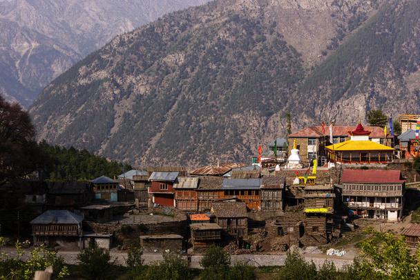 Kalpa faluja Kinnaur-ban, az Indiai Himalájában, a sárga tetős kolostorral és régi, hagyományos faházakkal.. - Fotó, kép