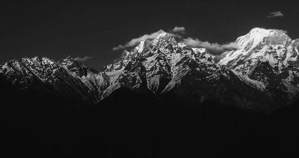 Un paisaje blanco y negro de la cordillera Kinner Kailash visto desde el pueblo de Kalpa en Kinnaur en el Himalaya indio
. - Foto, imagen