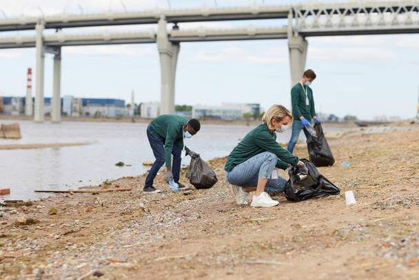 Vrijwilligers die de rivier schoonmaken - Foto, afbeelding