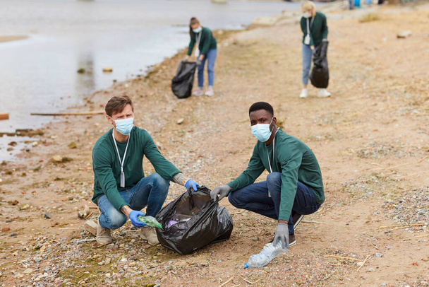 Voluntários limpando o mar
 - Foto, Imagem