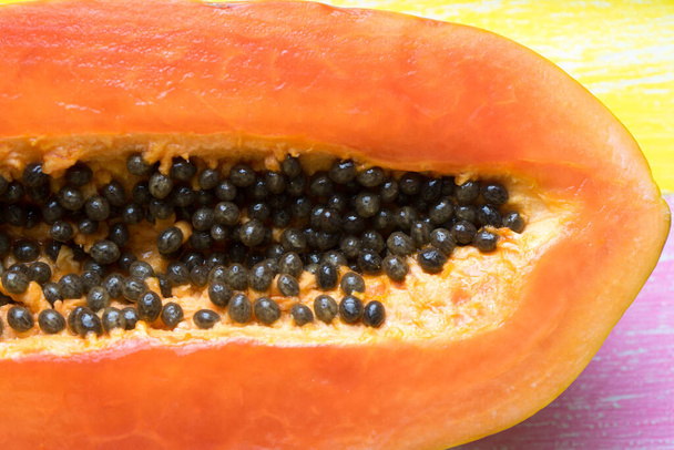 Fruits de papaye frais sur fond coloré - Photo, image