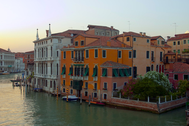 Italia, Venezia. Vista urbana tipica nella prima serata
 - Foto, immagini