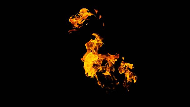 Tűz lángok fekete háttér elszigetelt. Égő gáz- vagy benzinégés tűzzel és lángokkal. Lángoló égő szikrák közelről, tűz minták. A tűz pokoli fénye a sötétben fénymásolási hellyel - Fotó, kép