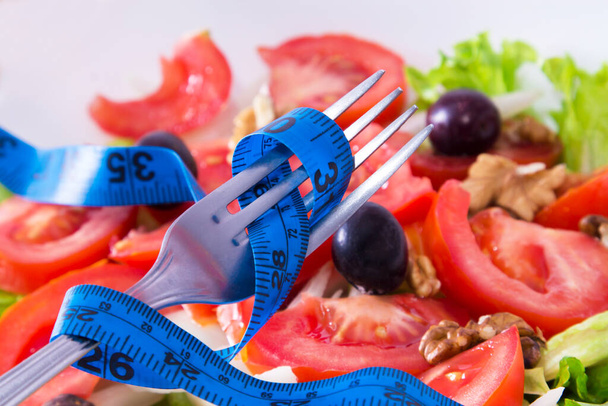 lettuce and tomato salad with tape measure, healthy diet concept - Fotografie, Obrázek
