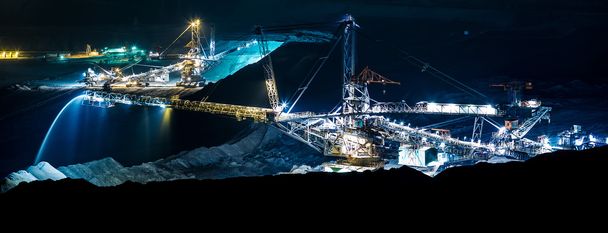 Máquina en una mina de carbón abierta por la noche
 - Foto, Imagen