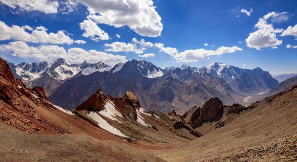 Panorama of the Zortashkol river valley and the Muzkolsky mountain range in the Pamirs from the observation pass. - 写真・画像