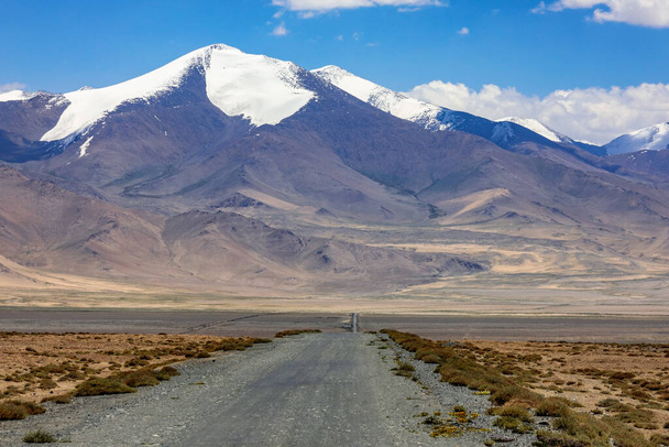 Памирское шоссе является частью Великого Шелкового пути. Таджикистан
. - Фото, изображение