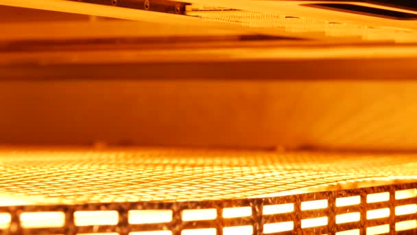 close-upbeelden van de mechanische productie van printplaten in de fabriek - Video