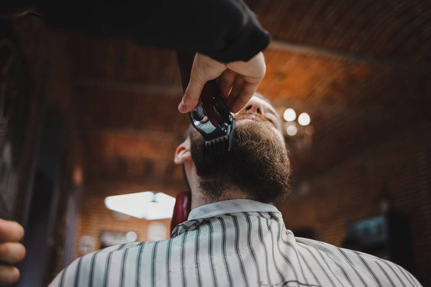  Barber cuts beard to a brutal guy - Foto, immagini