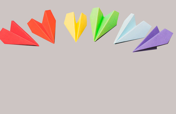 Papierowe samoloty kolory tęczy, flaga LGBT. Krajobraz - Zdjęcie, obraz