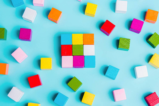 Cubi colorati disorganizzati caoticamente e ordinati. Il concetto di modello di business, struttura, soluzione logica dell'organizzazione. ordine e caos. - Foto, immagini