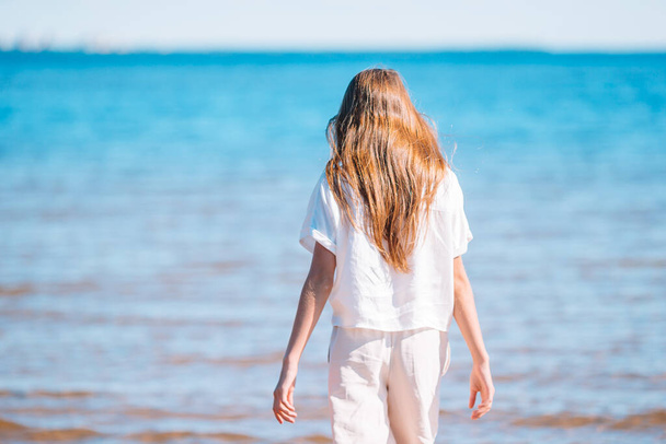 Rozkošná holčička na pláži během letních prázdnin - Fotografie, Obrázek