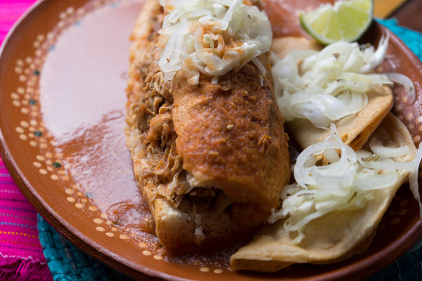 伝統的なメキシコ料理: « torta ahogada" - 写真・画像