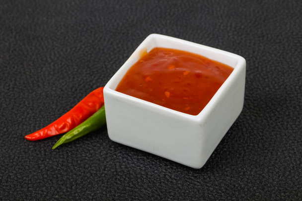 Salsa de chile dulce y picante en el bowl - Foto, Imagen