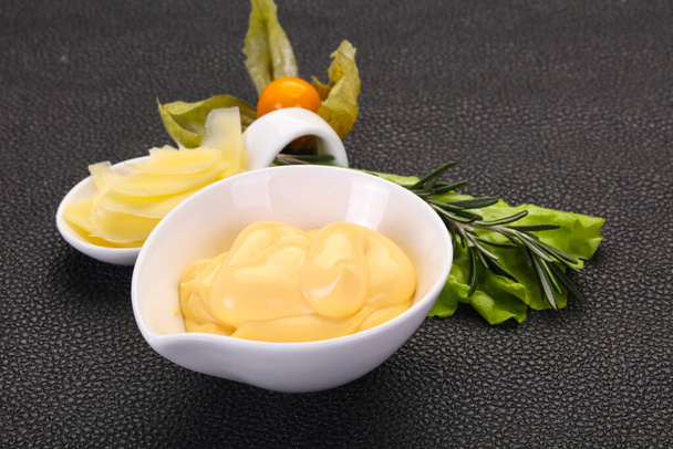Salsa de queso en el tazón servido en rodajas de parmesano - Foto, Imagen