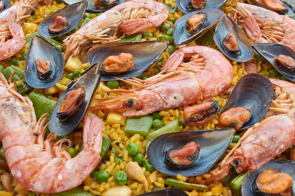 Hagyományos spanyol paella tengeri zöldséghússal és rizzsel - Fotó, kép