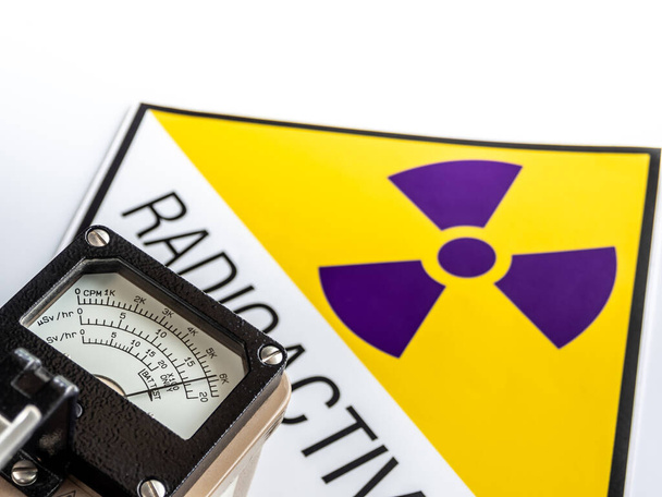 Instrumento de reconocimiento de radiación portátil que detecta en el símbolo del material radiactivo en la etiqueta
 - Foto, Imagen