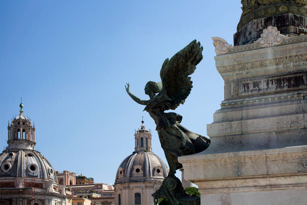 Statue of a winged woman in the monument to Victor Emmanuel II. Altar of the fatherland at Venice Square (Piazza Venezia), Rome - Foto, immagini
