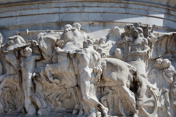 Sculptures at Altar of the Fatherland near Piazza Venezia in Rome. Grand marble, classical temple honoring Italy's first king & First World War soldiers. - Foto, immagini