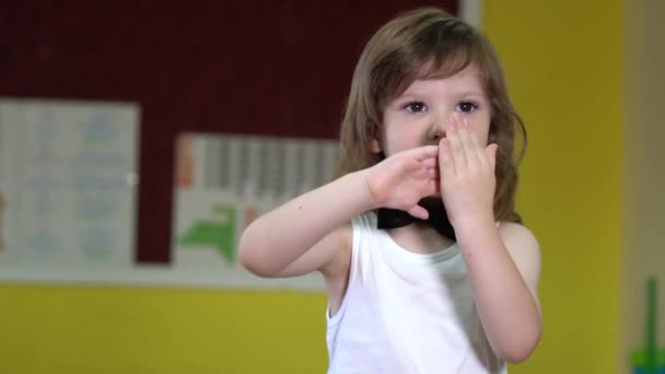 Een kleine jongen dansen maakt bewegingen - Video