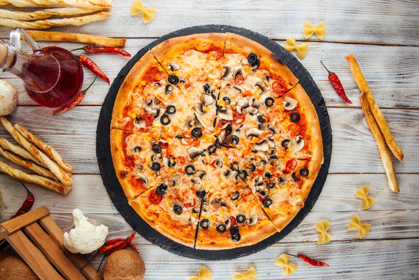 Capriccioso Olasz szeletelt pizza olajbogyó gomba - Fotó, kép