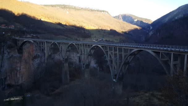 Most Durdevica Tara przez rzekę Tarę w północnej Czarnogórze - Materiał filmowy, wideo