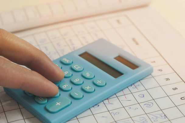 Les comptables utilisent la calculatrice bleue pour calculer les revenus de l'entreprise - Photo, image