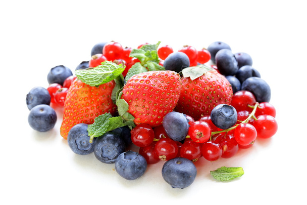 Различные ягоды - клубника, смородина, черника на белом фоне
 - Фото, изображение