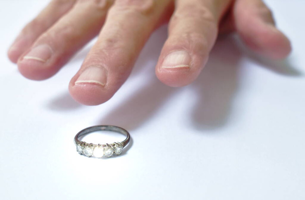férfi kézfogás gyémánt jegygyűrű fehér háttér - Fotó, kép