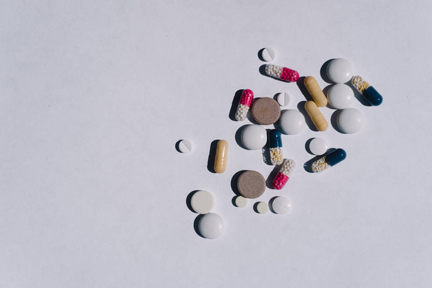 Many different tablets on a light background. Vitamins for oral administration. - Zdjęcie, obraz