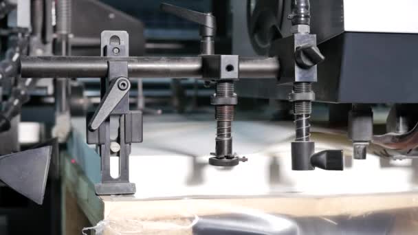 material de primer plano de la fábrica de fabricación de sobres - Metraje, vídeo