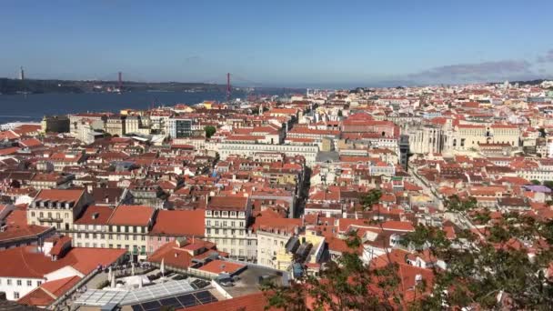 Widok z Castelo de S. Jorge z widokiem na historyczne centrum Lizbony Portugalia - Materiał filmowy, wideo