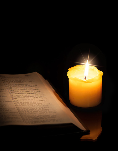 Книги та свічки
 - Фото, зображення