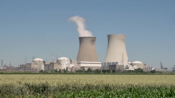 La central nuclear de Doel es una de las dos centrales nucleares de Bélgica. La planta incluye 4 reactores. El sitio está situado en la orilla del río Scheldt, cerca del pueblo de Doel en la provincia flamenca de Flandes Oriental, en las afueras de la ciudad de Amberes. La estación es operada y propiedad mayoritaria de la empresa energética francesa Engie SA, integrada verticalmente, a través de su filial belga Electrabel, 100% propiedad de la empresa. EDF Luminus tiene una participación del 10,2% en las dos nuevas unidades. La planta de Doel emplea a 963 trabajadores y cubre un área de 80 hectáreas (200 acres). La planta representa aproximadamente el 15% de la capacidad total de producción de electricidad de Bélgica y el 30% de la generación total de electricidad. La energía nuclear suministra típicamente la mitad de la electricidad generada en el país y es la fuente de energía de menor costo del país.
 - Metraje, vídeo