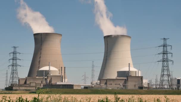 La centrale nucléaire de Doel est l'une des deux centrales nucléaires de Belgique. La centrale comprend 4 réacteurs. Le site est situé sur la rive de l'Escaut, près du village de Doel dans la province flamande de Flandre orientale, à la périphérie de la ville d'Anvers. La station est exploitée et détenue majoritairement par la société française d'énergie intégrée verticalement Engie SA par l'intermédiaire de sa filiale belge à 100 % Electrabel. EDF Luminus détient une participation de 10,2 % dans les deux nouvelles unités. L'usine de Doel emploie 963 travailleurs et couvre une superficie de 80 hectares (200 acres). La centrale représente environ 15 % de la capacité totale de production d'électricité de la Belgique et 30 % de la production totale d'électricité. L'énergie nucléaire fournit typiquement la moitié de l'électricité produite au pays et est la source d'énergie la moins chère du pays. - Séquence, vidéo