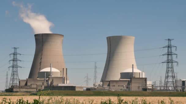 A Central Nuclear de Doel é uma das duas centrais nucleares na Bélgica. A planta inclui 4 reatores. O local está localizado na margem do rio Scheldt, perto da aldeia de Doel, na província flamenga da Flandres Oriental, nos arredores da cidade de Antuérpia. A central é explorada e detida maioritariamente pela empresa francesa de energia Engie SA, integrada verticalmente, através da sua filial belga de 100%, a Electrabel. A EDF Luminus detém uma participação de 10,2% nas duas novas unidades. A fábrica de Doel emprega 963 trabalhadores e abrange uma área de 80 hectares (200 acres). A central representa cerca de 15% da capacidade total de produção de electricidade da Bélgica e 30% da produção total de electricidade. A energia nuclear normalmente fornece metade da eletricidade produzida no mercado interno da Bélgica e é a fonte de energia de menor custo do país.
 - Filmagem, Vídeo