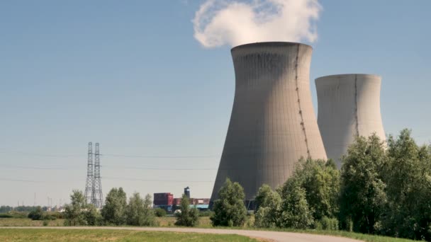 ベルギーの2つの原子力発電所の1つである。工場には4基の原子炉がある。この場所は、アントワープ市の郊外にある東フランダース州のDoel村の近くにあるScheldt川の岸に位置しています。この駅は、 100%ベルギーの子会社であるエレクトラベル社を通じて垂直統合型フランスのエネルギー企業エンジー社が運営し、過半数を所有しています。EDFルミナスは、 2つの最新のユニットに10.2%の株式を持っています。デル工場は963人の労働者を雇用し、 80ヘクタール(200エーカー)の面積をカバーしている。ベルギーの総発電能力の約15% 、総発電量の約30%を占めています。ベルギー国内で発電される電力の半分は原子力発電で、国内で最も低コストな発電源です。 - 映像、動画