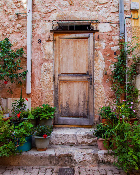 Villefranche-sur-Mer, France, October 10, 2019. Typical architecture of Provence. Fragment of the facade of the building in the old city. The traditional design of the front door - 写真・画像