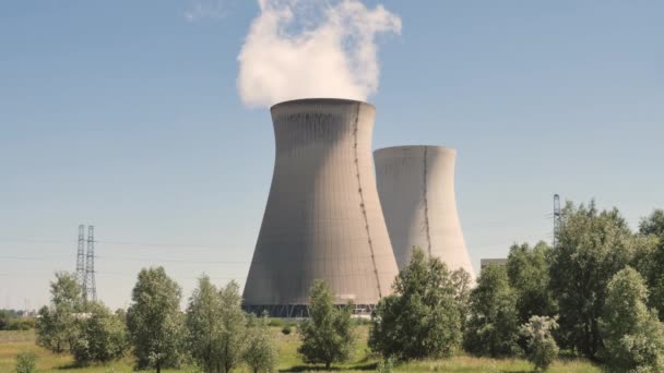 Doel Nuclear Power Station - одна з двох атомних електростанцій в Бельгії. Завод має 4 реактори. Розташоване на березі річки Шельда, недалеко від села Доель у фламандській провінції Східний Фландрія, на околиці міста Антверпен. Станція управляється і перебуває у власності вертикально інтегрованої французької енергетичної корпорації Engie SA через свою 100% дочірню компанію Electrabel. EDF Luminus має 10,2% акцій в двох нових одиницях. На заводі Доель працює 963 робітники і займає площу 80 га (200 акрів). Завод становить близько 15% від загального обсягу виробництва електроенергії Бельгії і 30% від загального обсягу виробництва електроенергії. Ядерна енергія, як правило, забезпечує половину електроенергії, виробленої внутрішньо, і є найдешевшим джерелом електроенергії в країні. - Кадри, відео