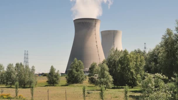 La central nuclear de Doel es una de las dos centrales nucleares de Bélgica. La planta incluye 4 reactores. El sitio está situado en la orilla del río Scheldt, cerca del pueblo de Doel en la provincia flamenca de Flandes Oriental, en las afueras de la ciudad de Amberes. La estación es operada y propiedad mayoritaria de la empresa energética francesa Engie SA, integrada verticalmente, a través de su filial belga Electrabel, 100% propiedad de la empresa. EDF Luminus tiene una participación del 10,2% en las dos nuevas unidades. La planta de Doel emplea a 963 trabajadores y cubre un área de 80 hectáreas (200 acres). La planta representa aproximadamente el 15% de la capacidad total de producción de electricidad de Bélgica y el 30% de la generación total de electricidad. La energía nuclear suministra típicamente la mitad de la electricidad generada en el país y es la fuente de energía de menor costo del país.
 - Metraje, vídeo