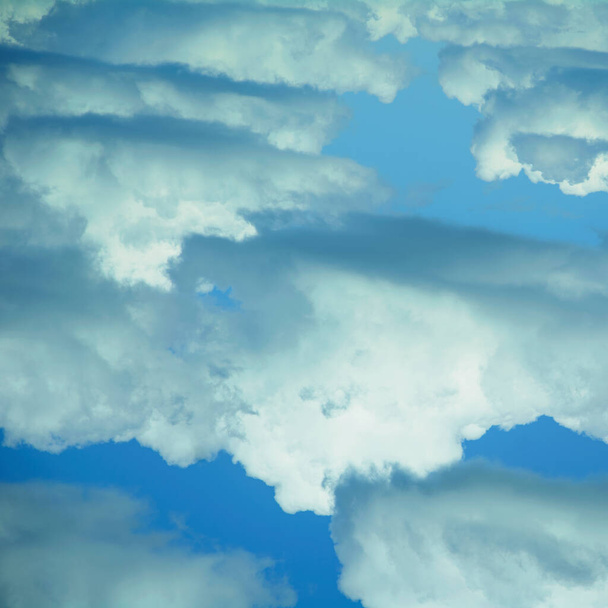 Μεγάλα σύννεφα σε ένα όμορφο γαλάζιο ουρανό το καλοκαίρι - Φωτογραφία, εικόνα
